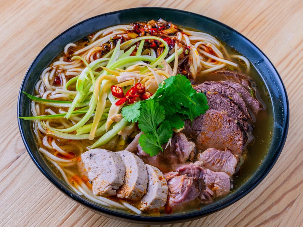 Bún bò Huế vietnamien, une soupe de nouilles au bœuf relevée et parfumée