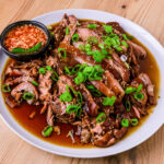 jokbal sur assiette banche sur fond de bois