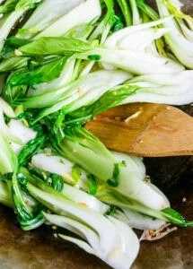 pak choi ajouté au wok