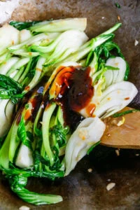 pak choi dans un wok avec sauce huitre