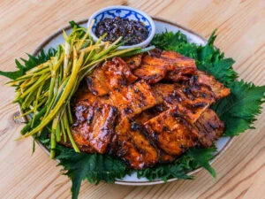 samgyeopsal gui coréen sur un fond de bois