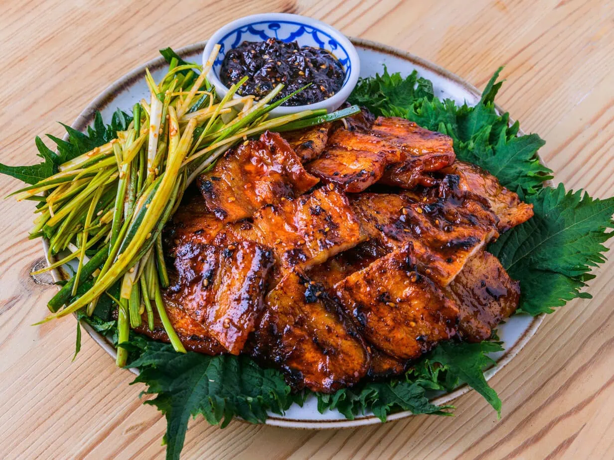 samgyeopsal gui coréen sur un fond de bois