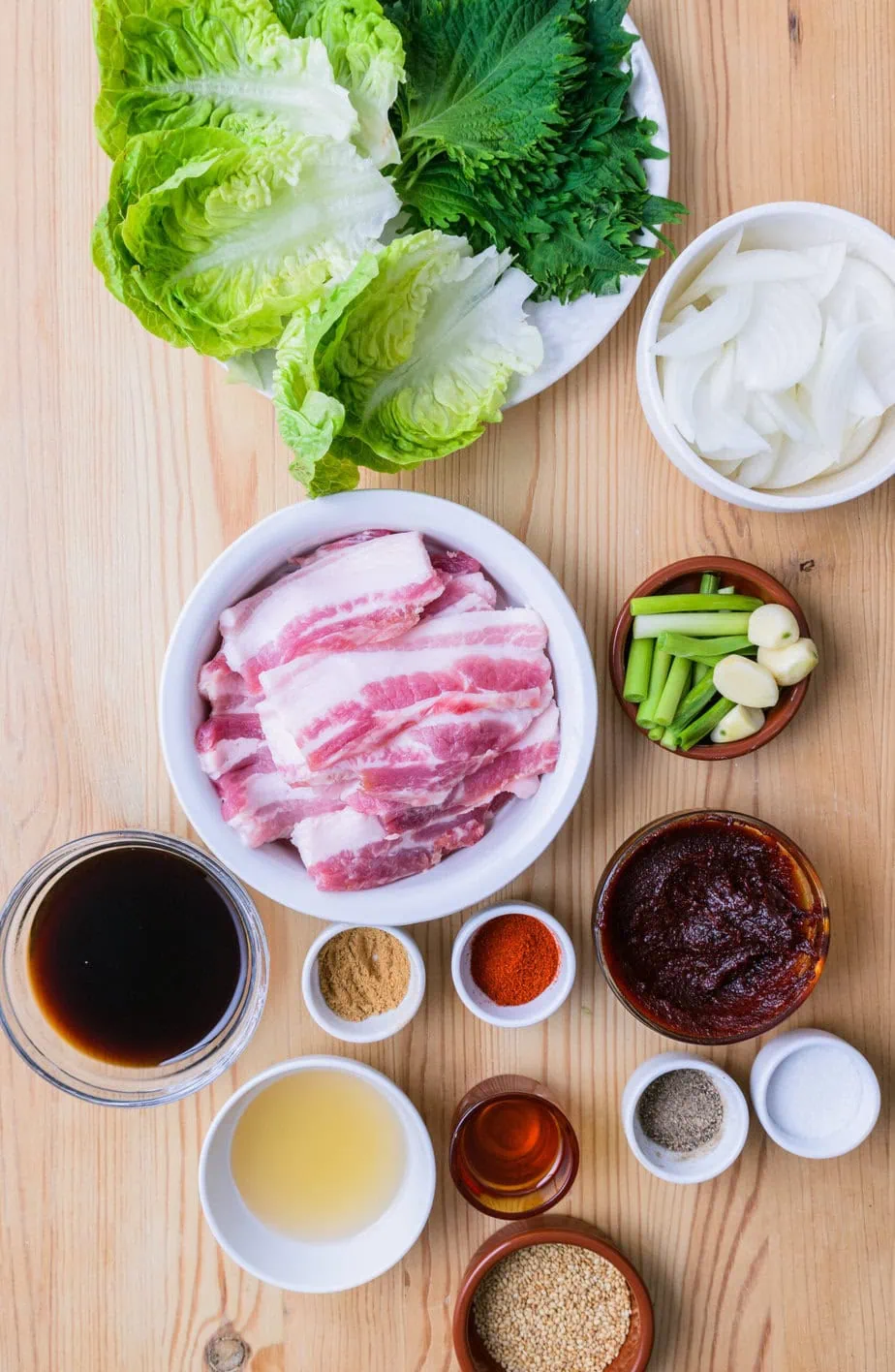 ingrédients du samgyeopsal sur fond de bois