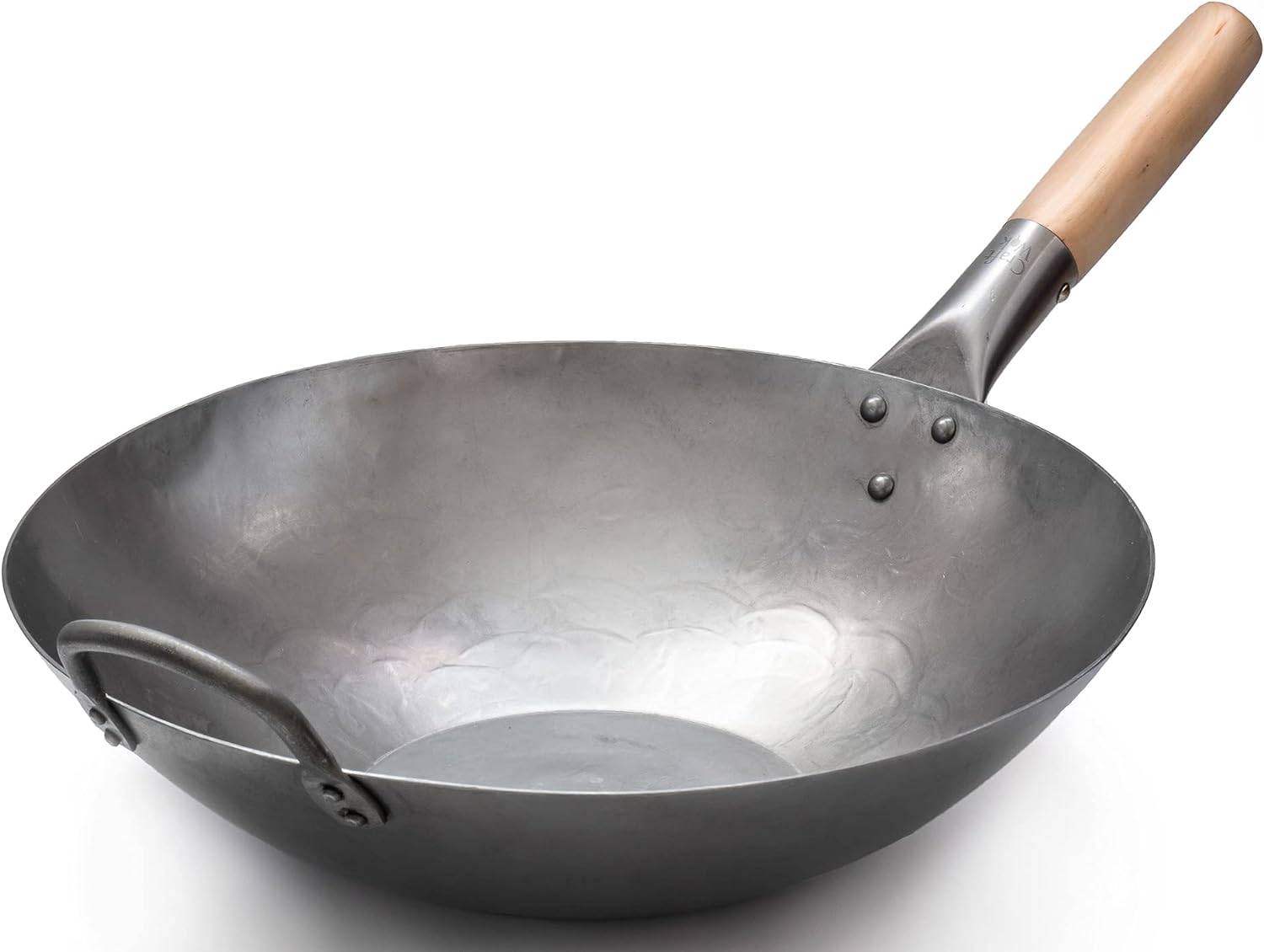 wok en acier carbone sur fond blanc