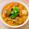 curry de poulet vietnamien dans un bol blanc sur fond de bois