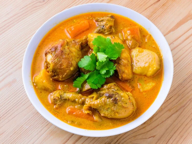 curry de poulet vietnamien dans un bol blanc sur fond de bois