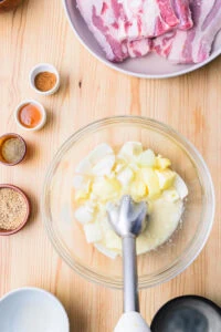 purée de poire oignon ail dans un bol