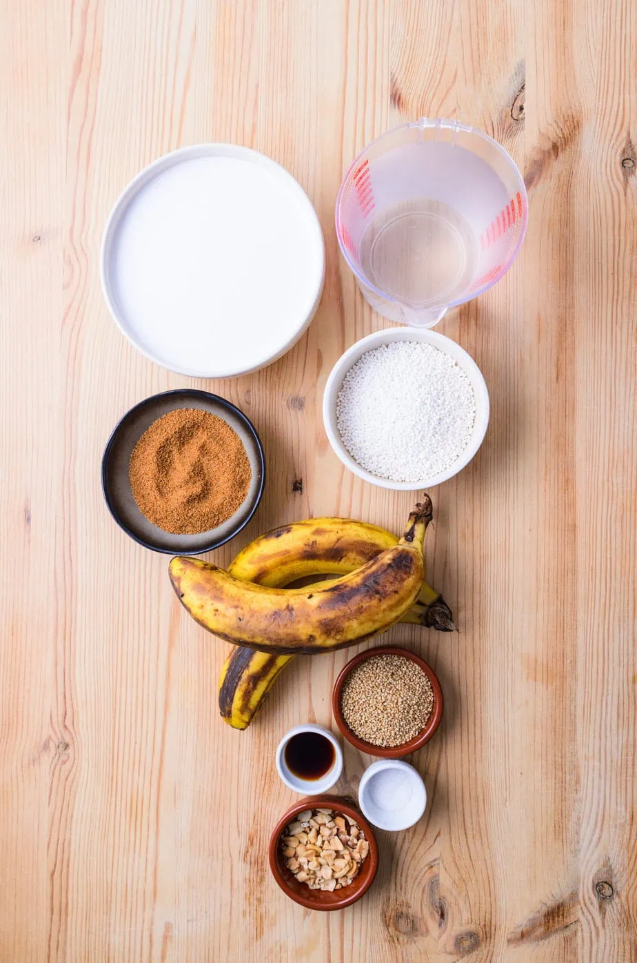 Ingredients for che chuoi on wooden background