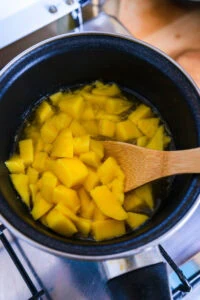 mangues en dés dans casserole