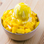 Mango bingsu sur fond de bois