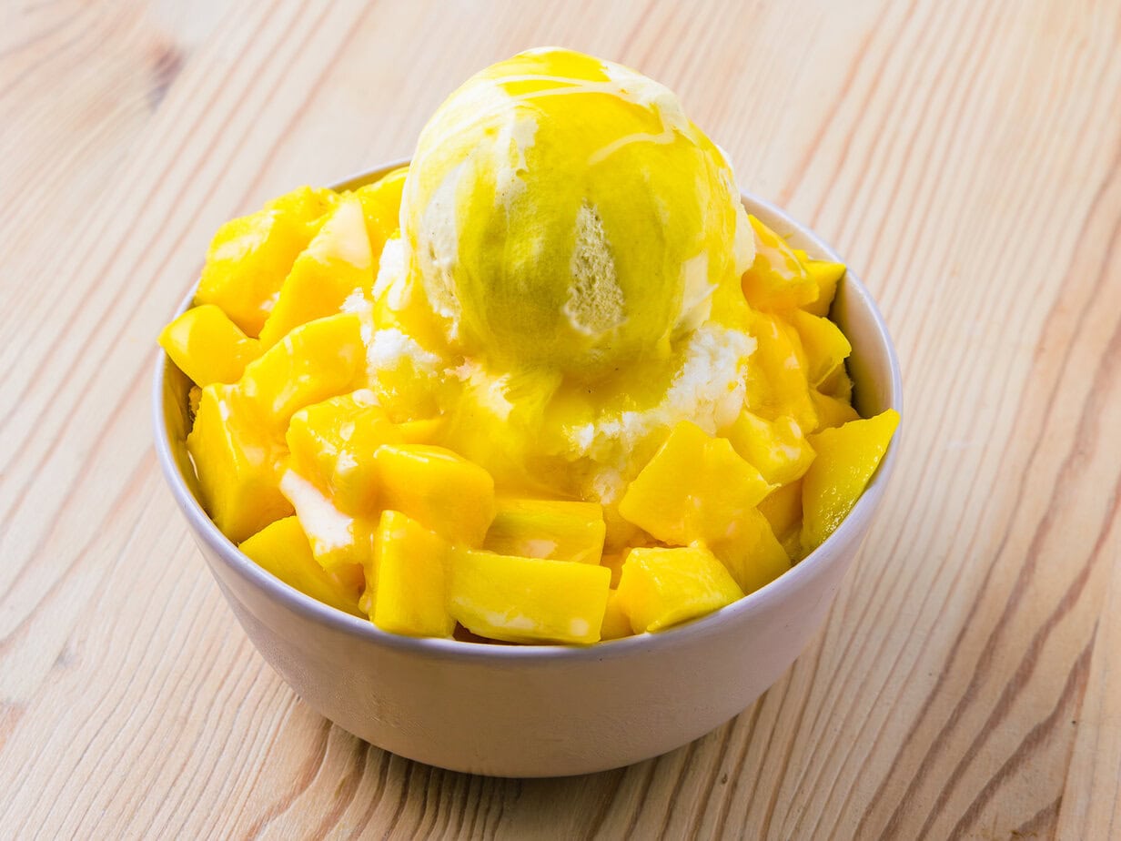 Mango bingsu sur fond de bois