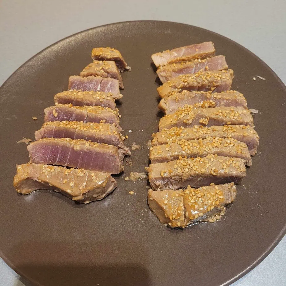 tataki de thon au air fryer sur assiette sombre