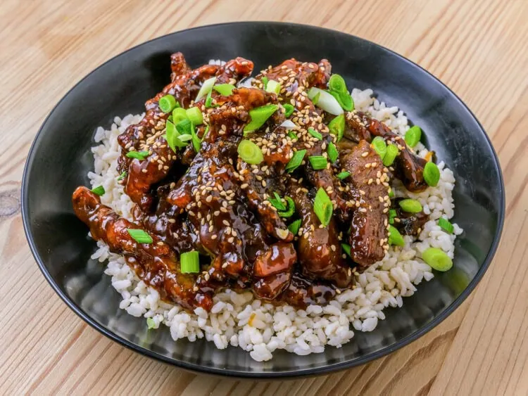 Boeuf croustillant au sésame dans un bol noir