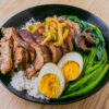 porc braisé Thai sur un fond de bois