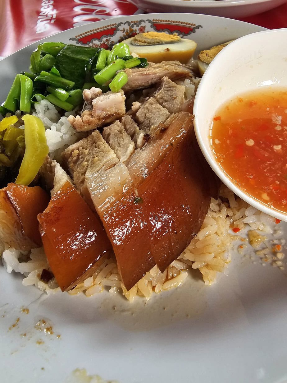 Khao kha moo servi en Thaïlande