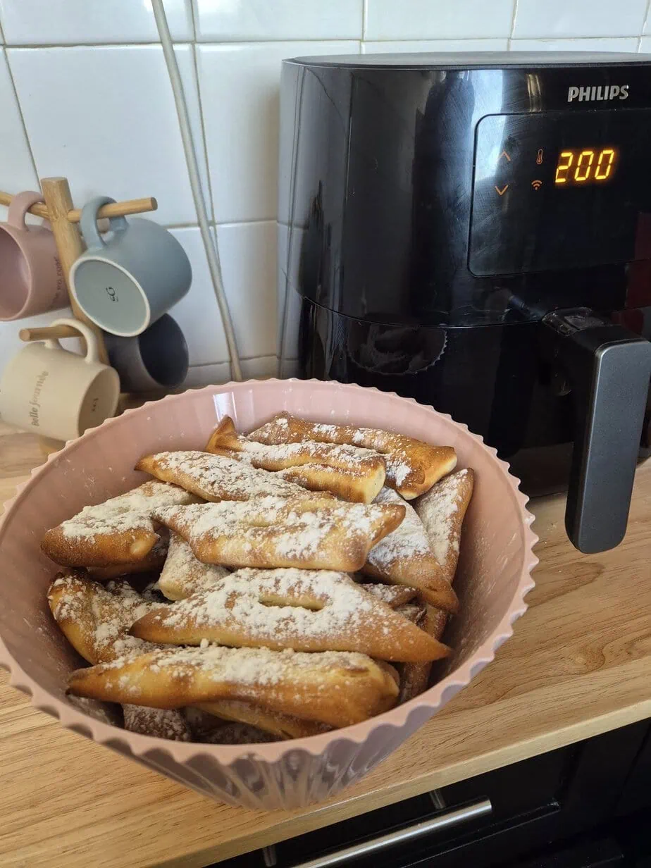 bûgnes au air fryer sur un comptoir