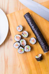 découpe de maki sushi