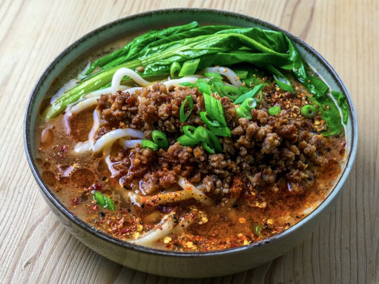 tantanmen sur fond de bois