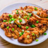 blancs de poulet au air fryer sur fond de bois