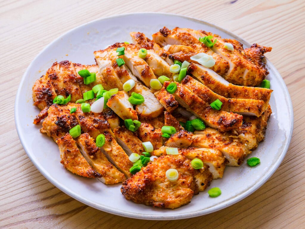 blancs de poulet au air fryer sur fond de bois