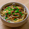 curry udon dans un bol sur fond de bois
