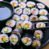 maki sushi sur une assiette noire