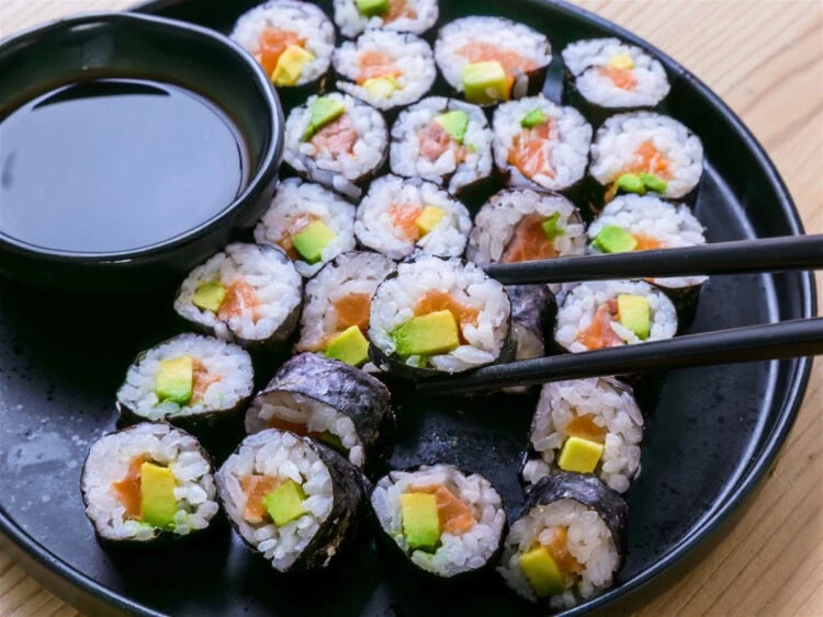 maki sushi sur une assiette noire