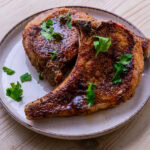 Côte de porc au air fryer sur fond de bois