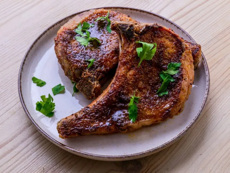 Côte de porc au air fryer sur fond de bois
