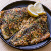Filet de poisson au air fryer sur fond de bois