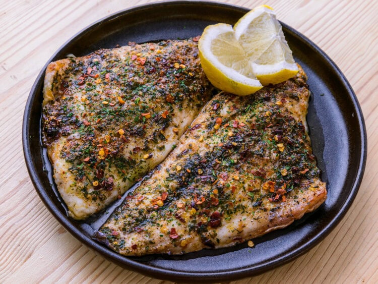 Filet de poisson au air fryer sur fond de bois