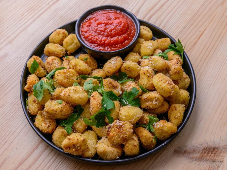 gnocchis au air fryer sur fond de bois