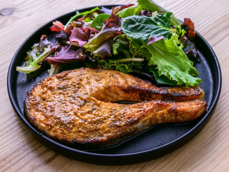 Pavé de saumon au air fryer sur fond de bois