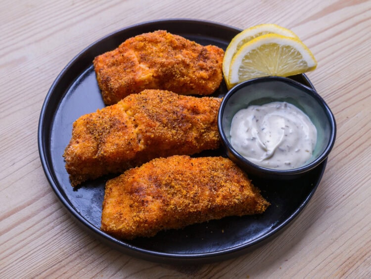 Poisson pané au air fryer sur fond de bois