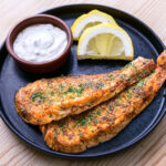 saumon au air fryer sur fond de bois