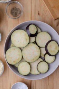 aubergines tranchées en passoire