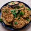 Aubergines panées au Air Fryer dans une assiette noire