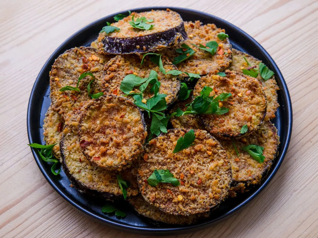 Aubergines panées au Air Fryer dans une assiette noire