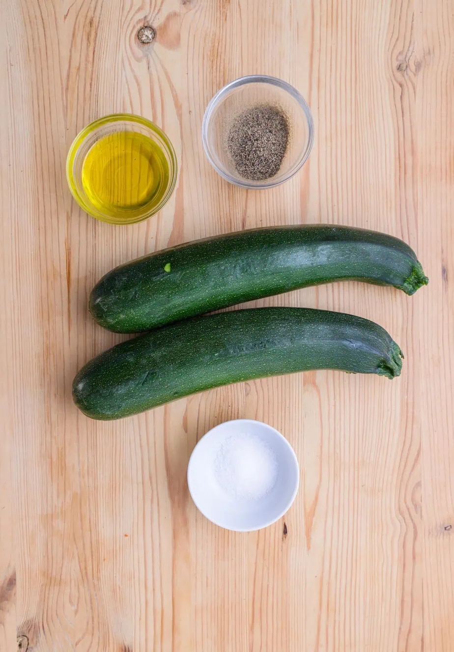 ingrédients pour courgettes au air fryer sur fond de bois