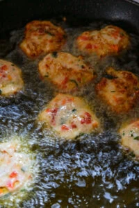 gâteaux de poisson frits dans l'huile