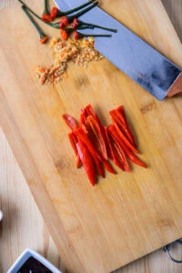 Piments rouges coupés et épépinés