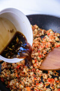 Verse sauce sur mélange