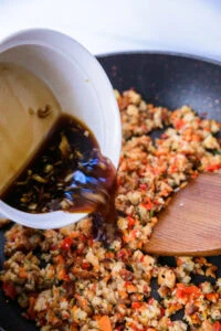 Verse sauce sur mélange