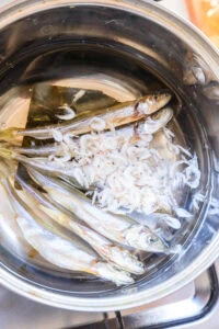 anchois, crevettes et kombu dans l'eau