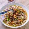 kalguksu sur fond de bois