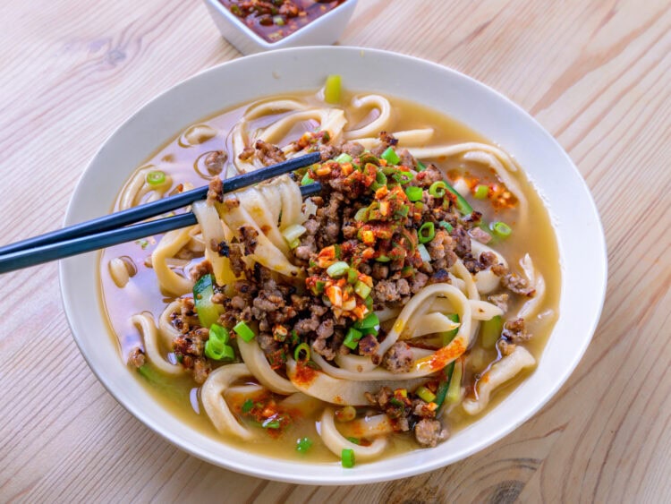 kalguksu sur fond de bois