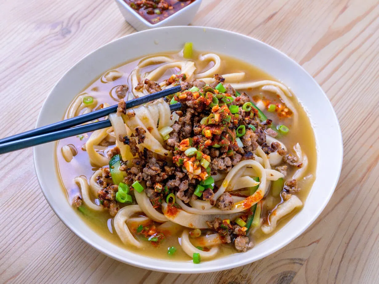 kalguksu sur fond de bois