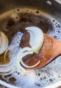 oignons ajoutés au bouillon