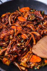 Cuisson ingrédients dans wok
