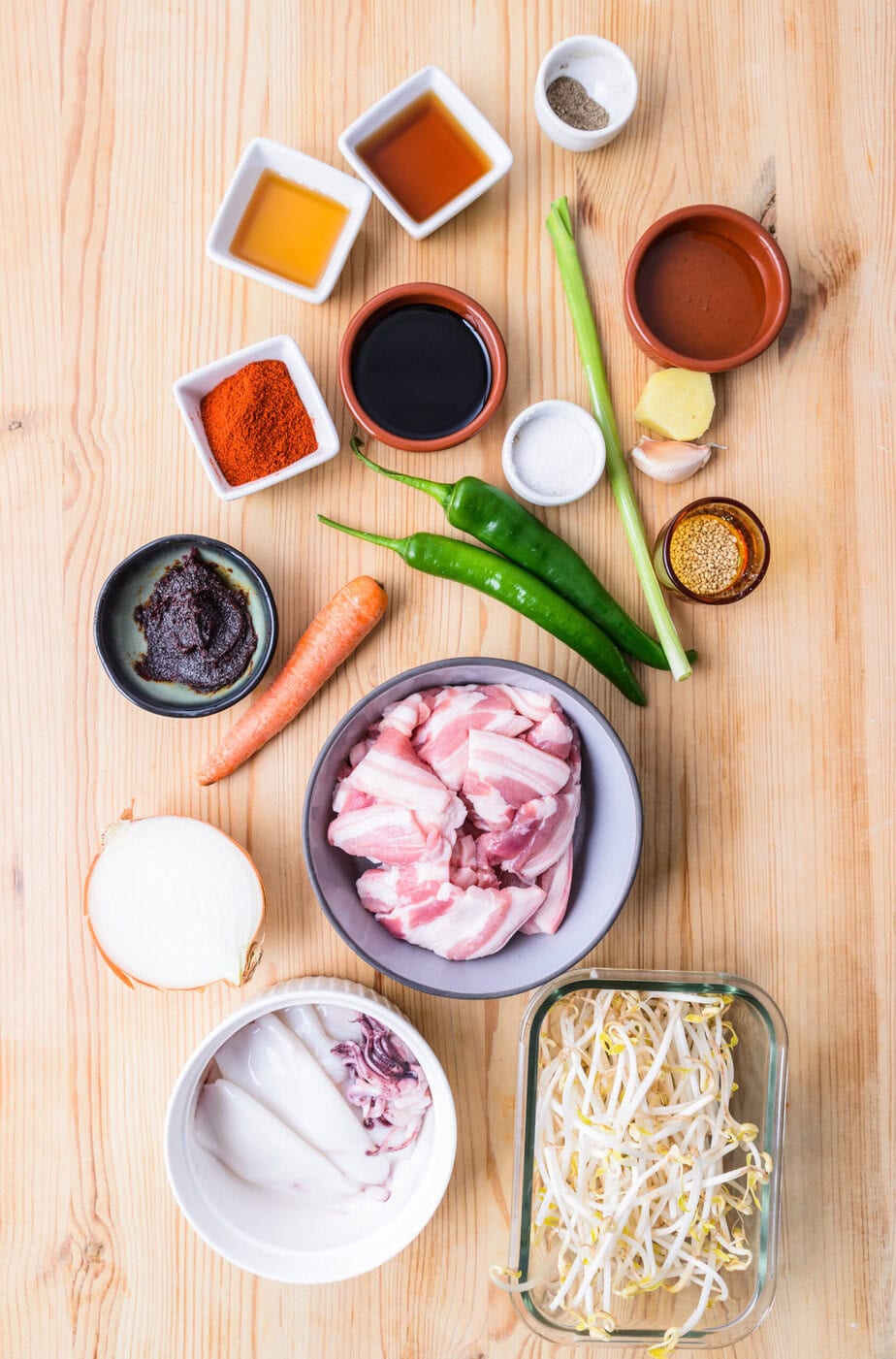 ingrédients pour osâmes bulgogi sur fond de bois